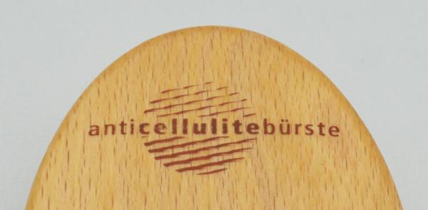 Anti-Cellulite Bürste, Buchenholz, 38 Holznoppen in pneumatischem Kissen. Bürstenfabrik Keller seit 1869 Anti-Cellulite Bürste, Buchenholz, 38 Holznoppen in pneumatischem Kissen. Bürstenfabrik Keller seit 1869